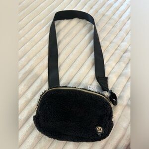 🆕 Lululemon everywhere belt bag in black fleece